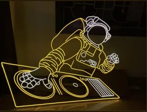 نیون دیواری طرح فضانورد سایز 40در50